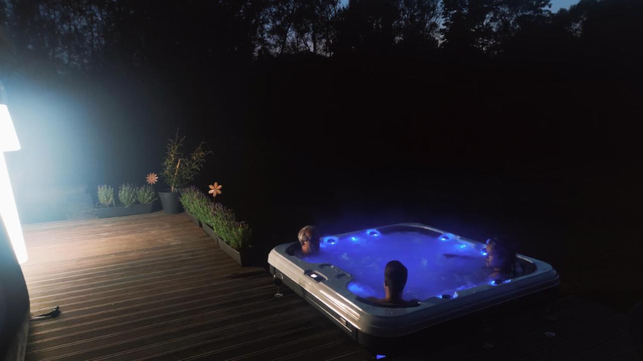 Villa Adurbuy Avec Jacuzzi Екстериор снимка